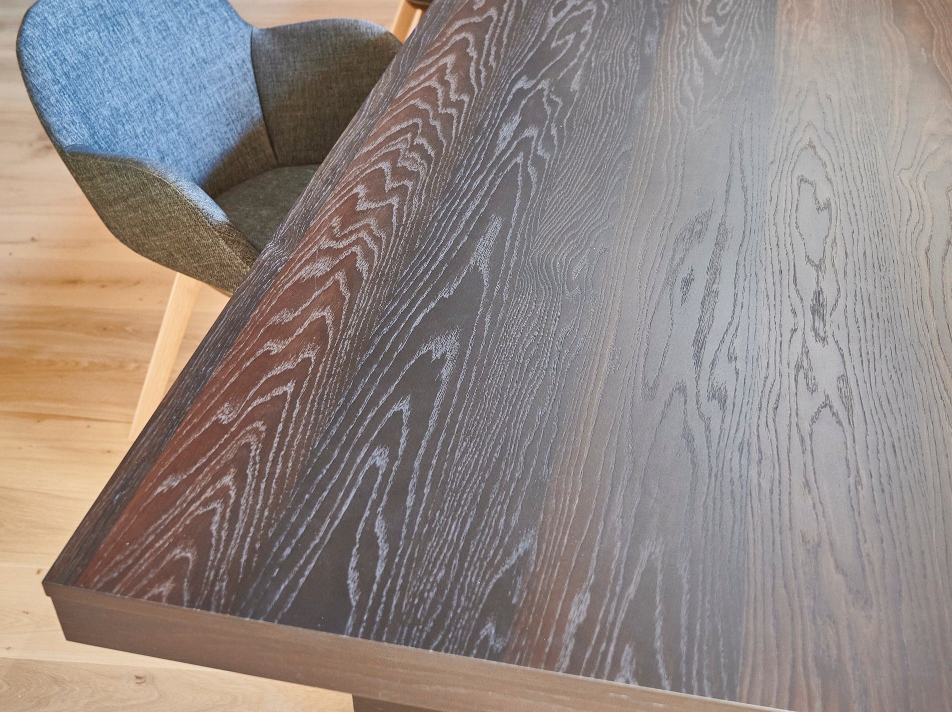 Furnierte Platte mit Echtholzfurnier Räuchereiche
