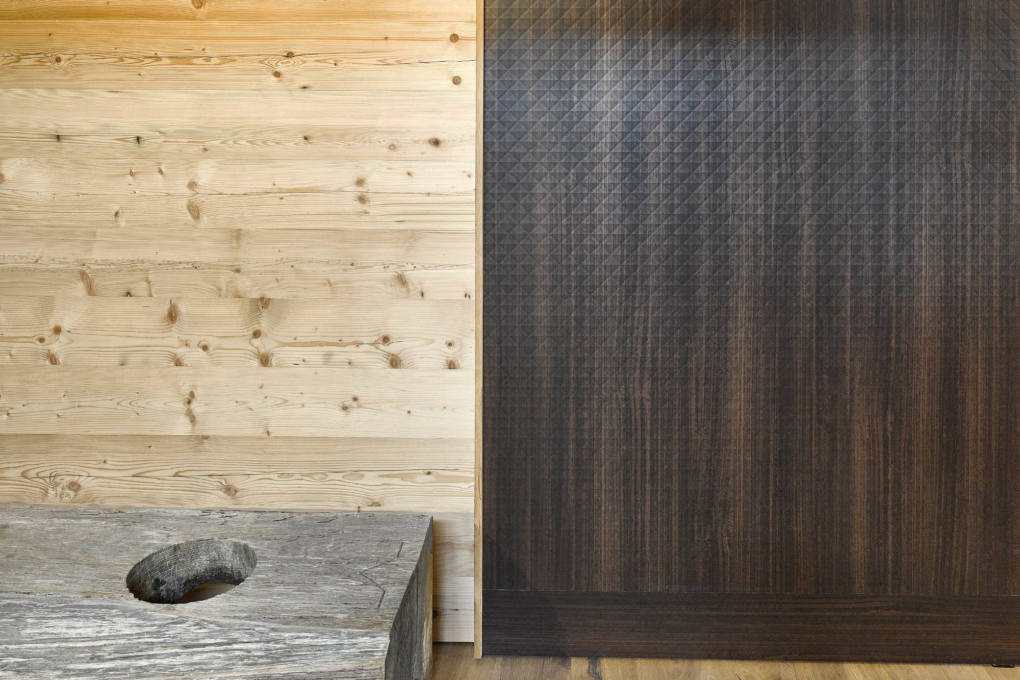 Designplatte Holzdekor schwarz-braun Pyramide geprägt